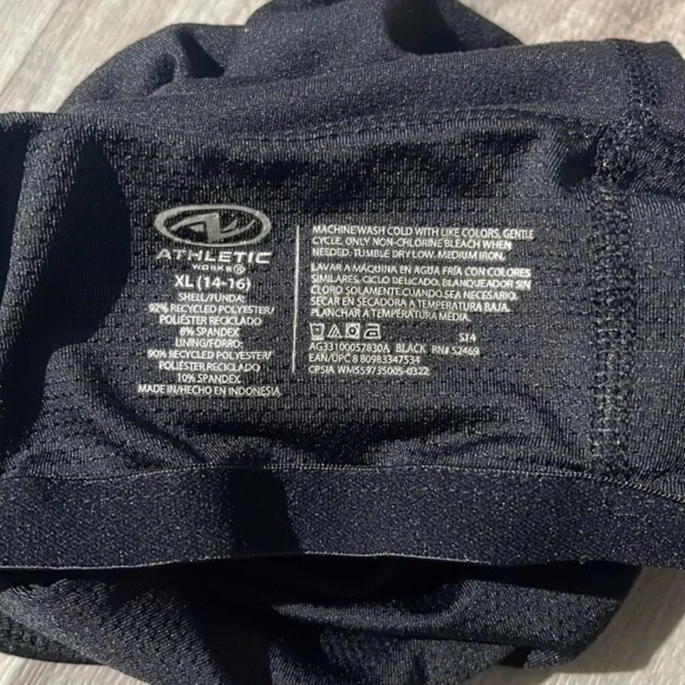 Bundle 3 athletic shorts and 2 athletic tops‎